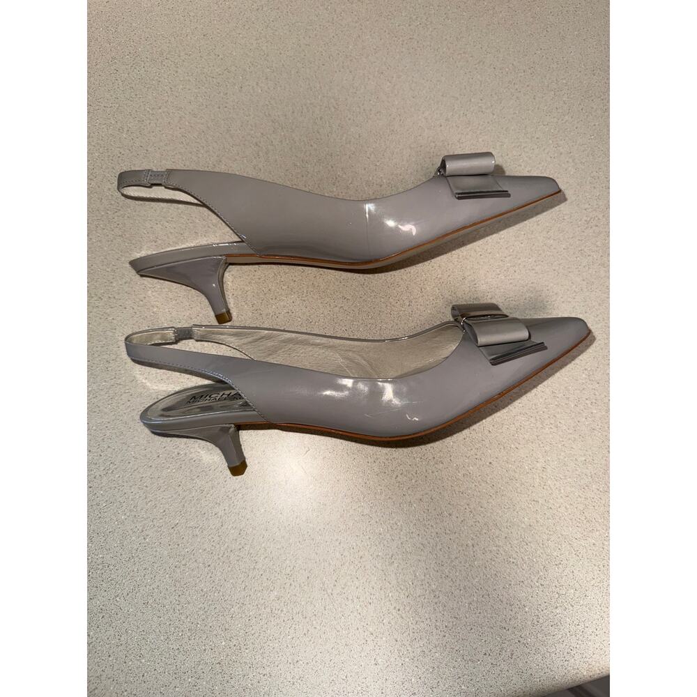 Michael Kors Grey Patent Leather Sling Back  Kitten Heels Bow Detail Size 7 - Picture 2 of 7